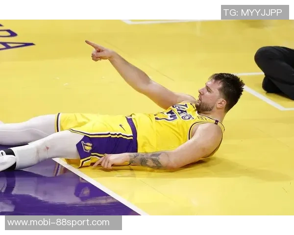 雷迪克盛赞詹姆斯与东契奇期待他们尽快回归赛场的影响力与重要性 雷迪克盛赞詹姆斯与东契奇期待他们尽快回归赛场的影响力与重要性